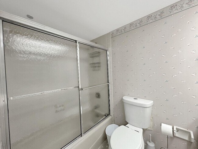 Building Photo - 535 Oaks Dr