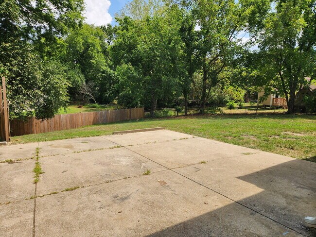 Building Photo - NEWLY REMODELED 3BR, 2BA Duplex Unit in He...