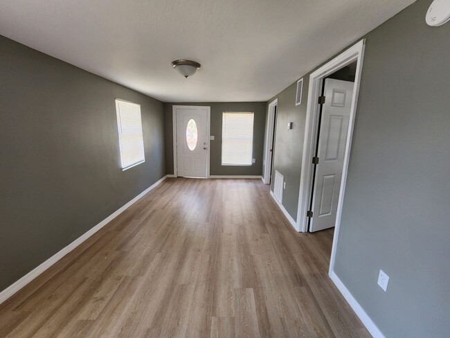 Building Photo - 3/2 Lakeland Available NOW
