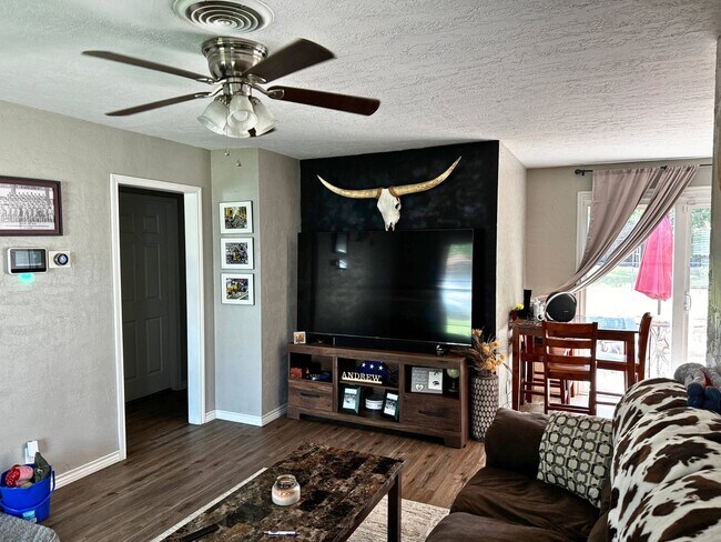 Building Photo - 4 bedrooms in Southwest Wichita Falls For Lease!