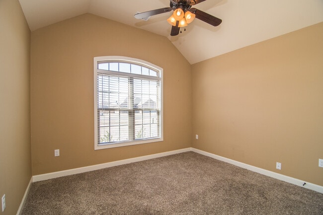 Building Photo - 3 Bed 2 Bath