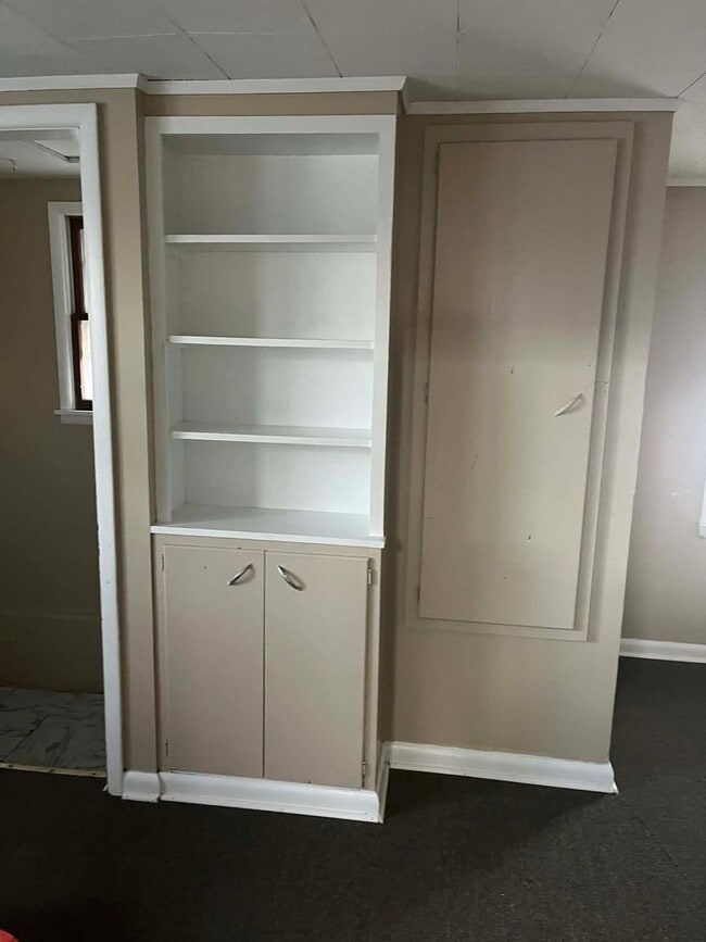 Building Photo - 901 W 7th St