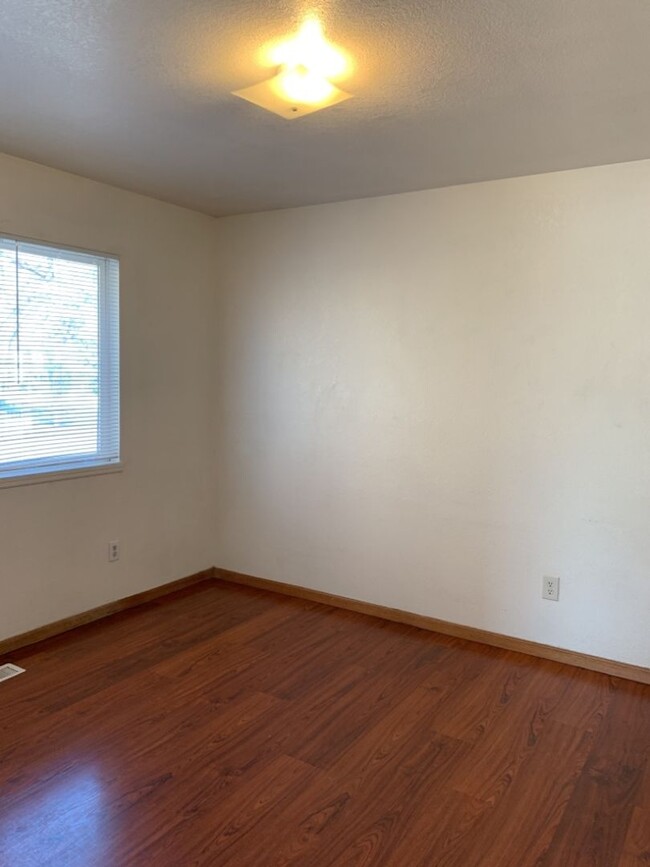 Building Photo - STUDENTS WELCOME! 4 Bed 2 Bath House 1 Blo...