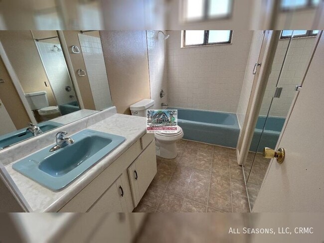 Building Photo - 1525 Spring Valley Dr