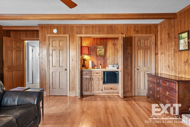 Building Photo - 3 Bedroom 2 Bathroom Home