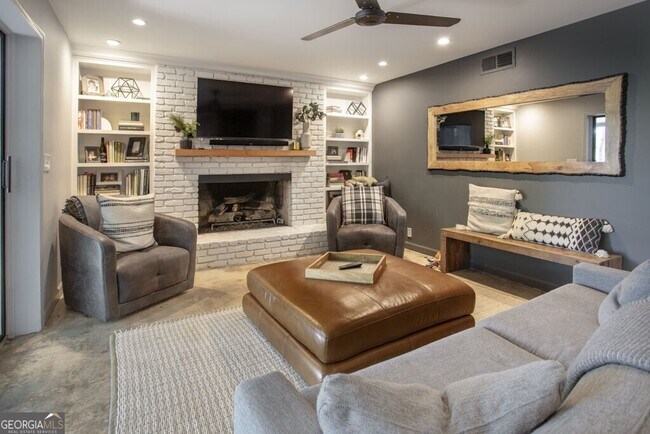 Building Photo - 8885 Bay Dr