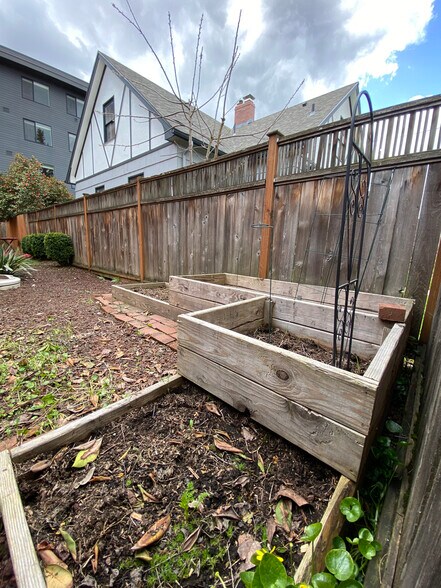 Building Photo - 7955 SE Milwaukie Ave