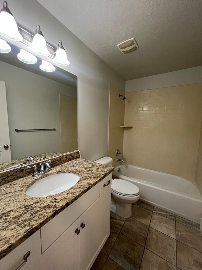 Building Photo - Spacious 3 Bed, 2.5 Bath Townhome in Pleasant Grove- Available Early July