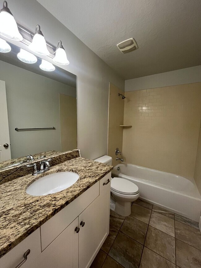 Building Photo - Spacious 3 Bed, 2.5 Bath Townhome in Pleasant Grove