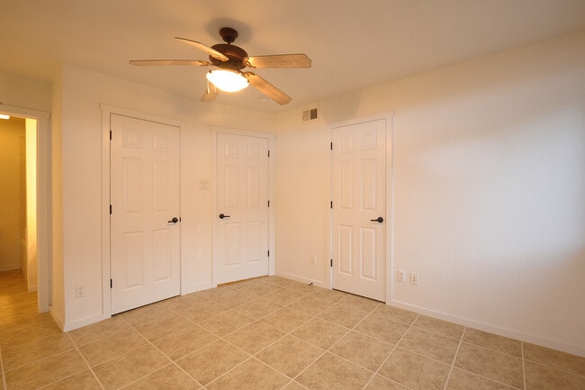 Building Photo - Gorgeous Ground Level Condo in desirable c...