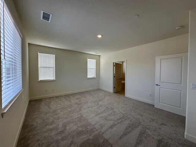 Building Photo - Gorgeous 5 Ridges Home with Spectacular Mountain Views!