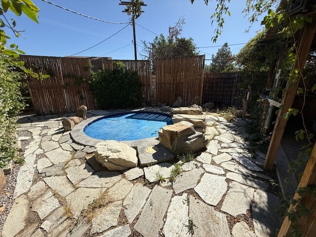 Building Photo - High Desert Retreat- 3 Bedrooms, 2 Bathroo...