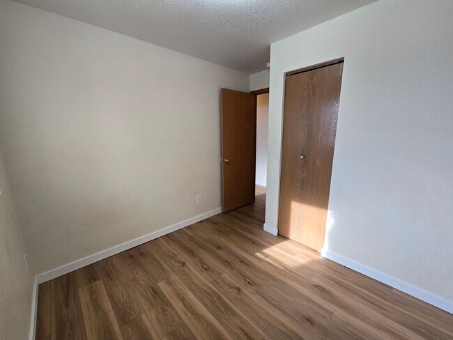 Building Photo - 810 N Siony