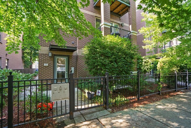 Building Photo - 1112 W Washburne Ave