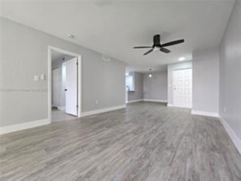 Building Photo - 2831 N Oakland Forest Dr