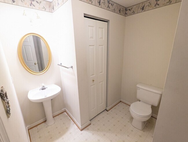 Building Photo - Townhouse in Spring Ridge community - OAKDALE school district - available before the holidays!