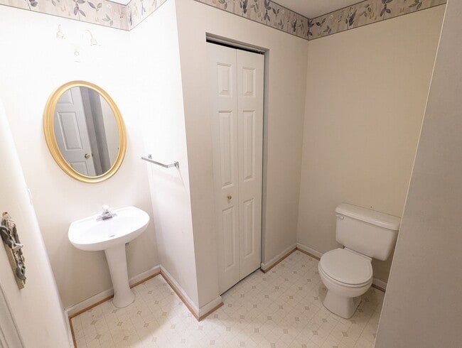 Building Photo - Townhouse in Spring Ridge community *OAKDALE school district* available now!