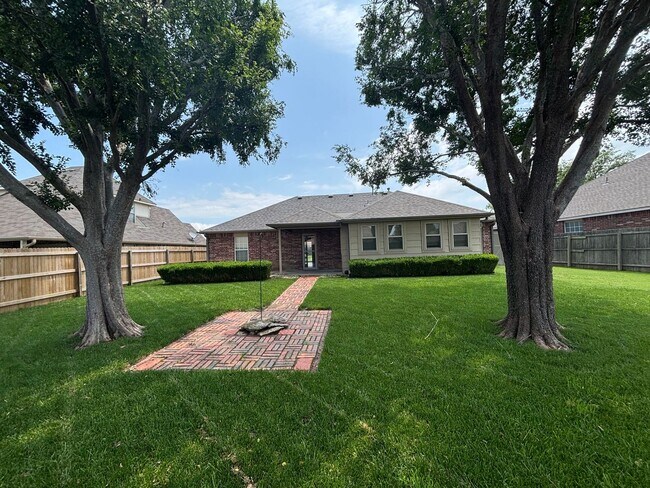 Building Photo - Awesome 3 bed/2bath/2 car Split floor plan in Southfork III!