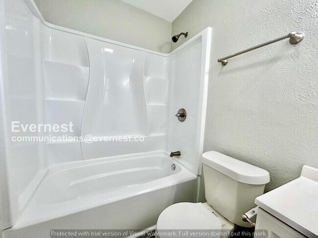 Building Photo - 3 Bed, 2 Bath Home with Fenced Yard & Garage / Pet-Friendly / Available Now!