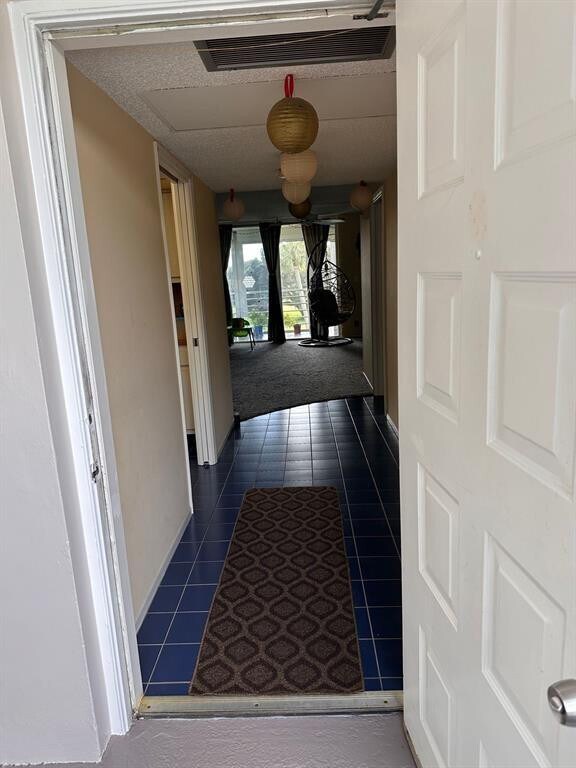 Building Photo - 565 Oaks Ln