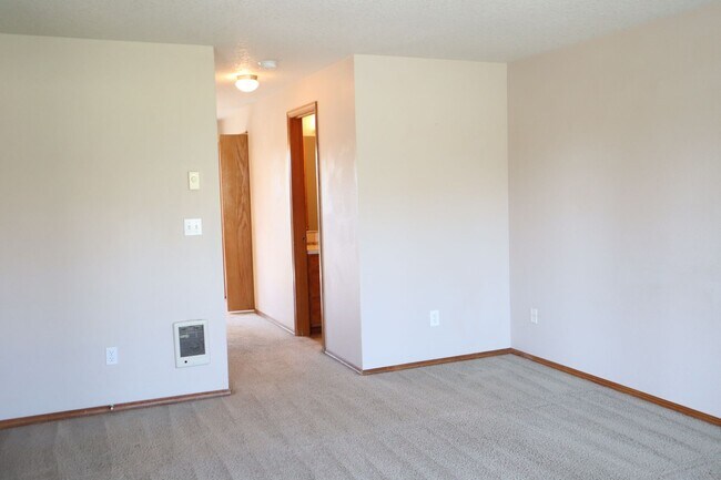 Building Photo - 610 E Elm Ave