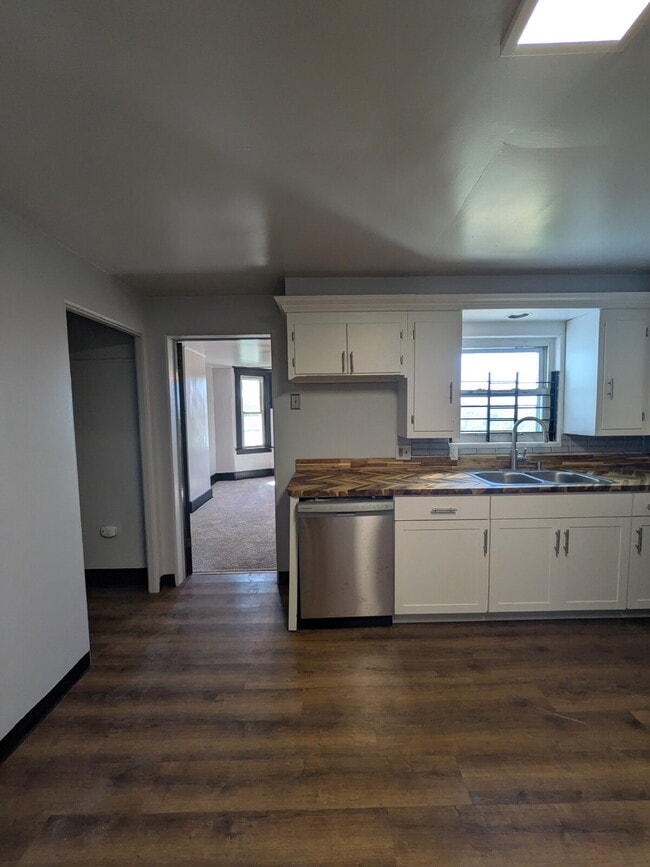 Building Photo - Newly Updated 3 bedroom in Carrick! Section 8 is considered