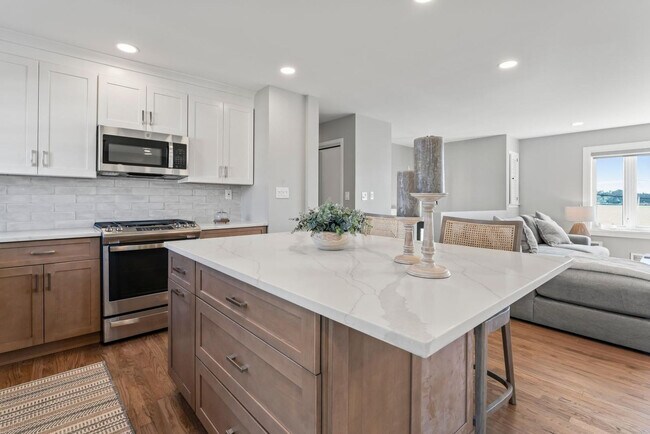 Building Photo - 445 S Riverside Dr