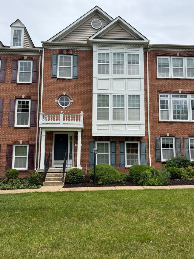 Building Photo - ACT FAST! 4 Bedroom Townhome in Desirable Gateway Overlook Community!