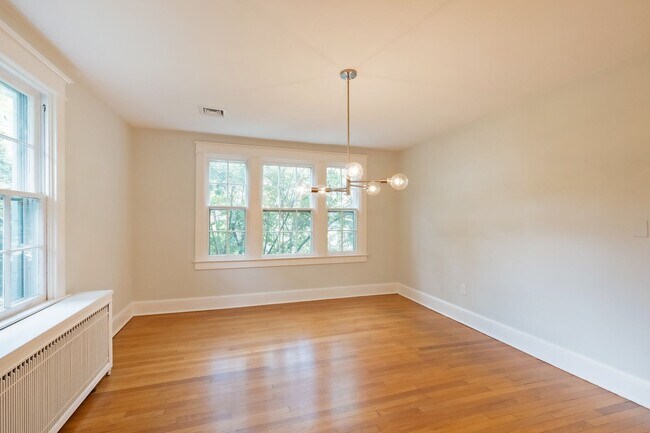 Building Photo - 4BR 3.5 BA Chevy Chase Gem is Move-in Read...