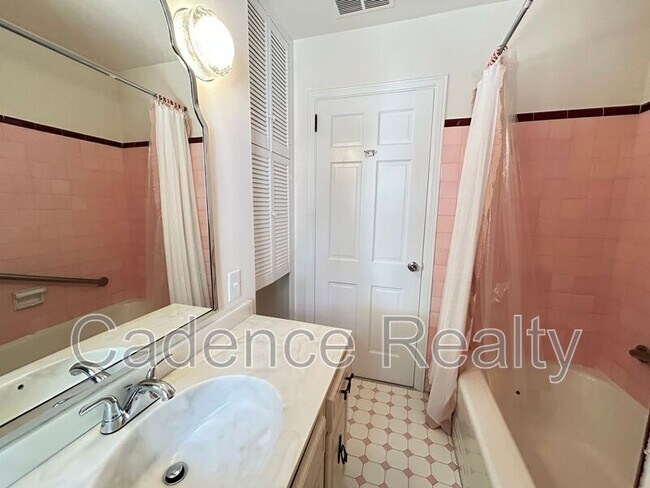 Building Photo - 1607 Azalea Dr