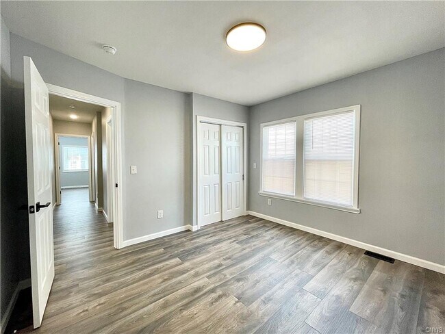 Building Photo - 1222 Hawley Ave