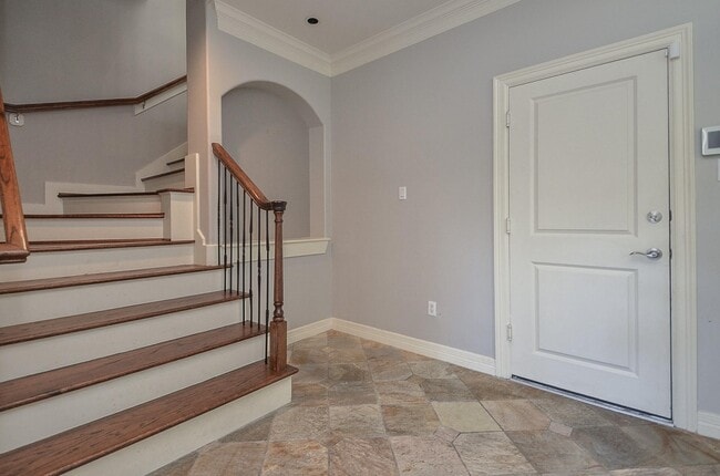 Building Photo - 625 Hartman St