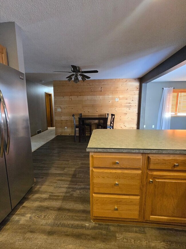 Building Photo - Spacious 3 Bedroom 2 Bath Home