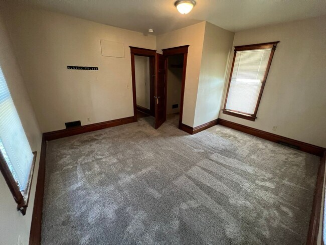 Building Photo - Large 4 bedroom house east of campus for A...