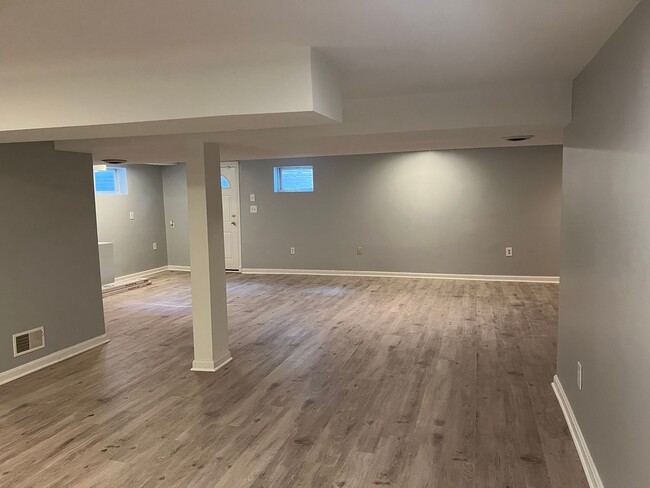 Building Photo - Renovated Rambler Close to Walter Reed, NI...