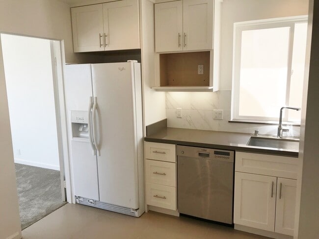 Building Photo - Sparkling 2 Bedroom 1.5 Bath - Nicely upda...