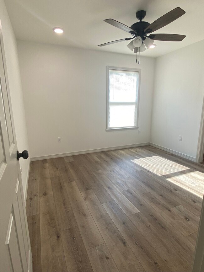 Building Photo - 416 E G St