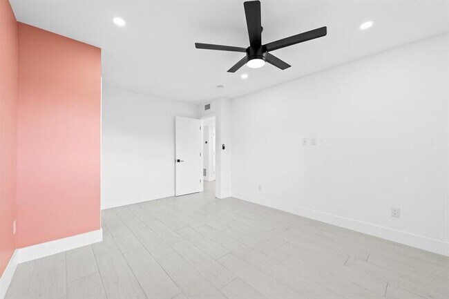 Building Photo - 877 NE 195th St