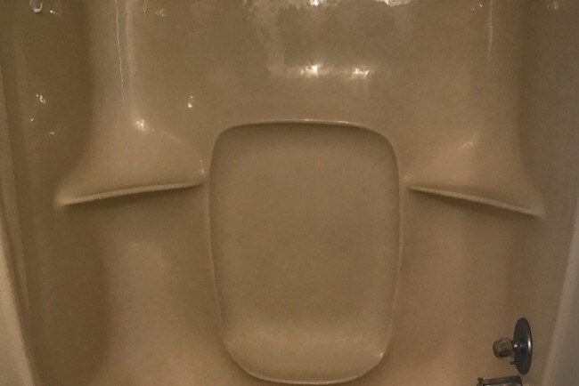 tub and shower - 2613 Wynterhall Rd SE