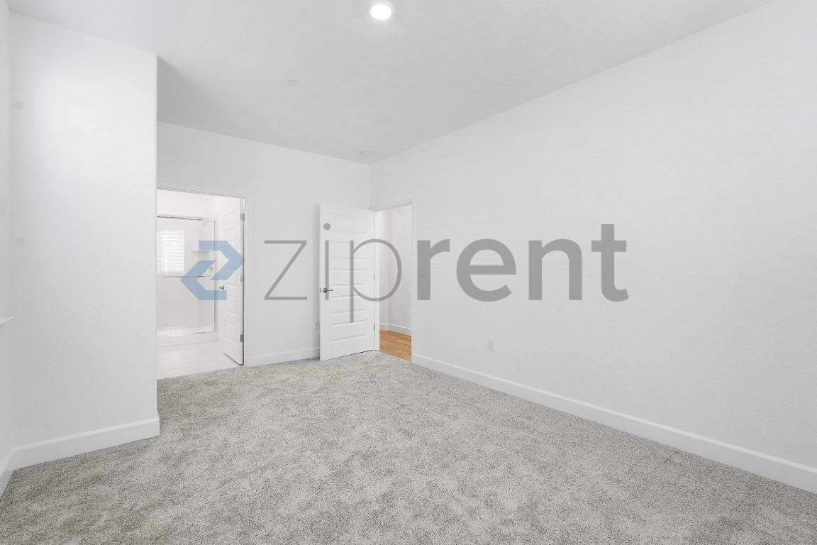 Building Photo - Unit