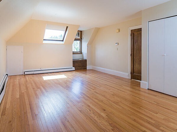 Building Photo - 832 Belmont St