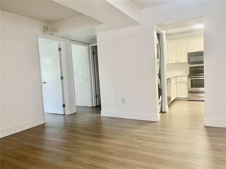 Building Photo - 721 N Pine Island Rd