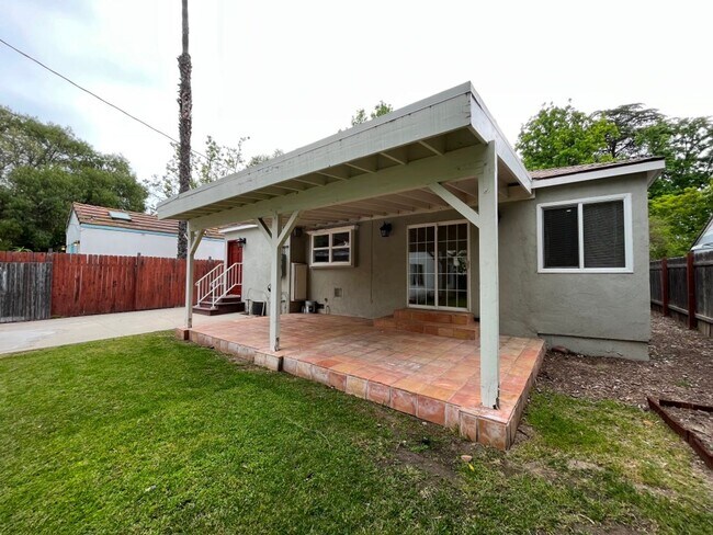 Building Photo - MOVE-IN READY! House w/full guest unit; near to Ventura Blvd!