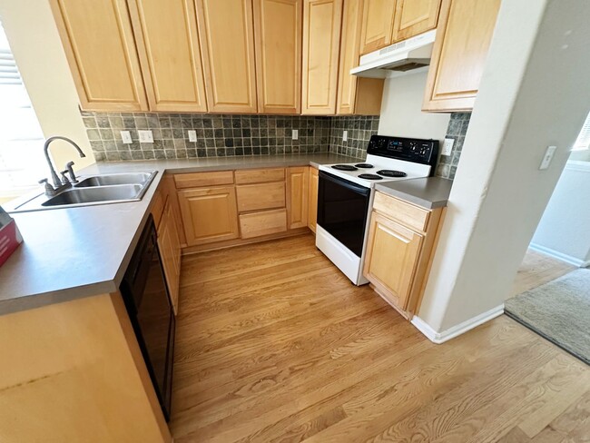 Building Photo - Bright, Spacious 2-Bedroom Home in Aurora with Room to Grow