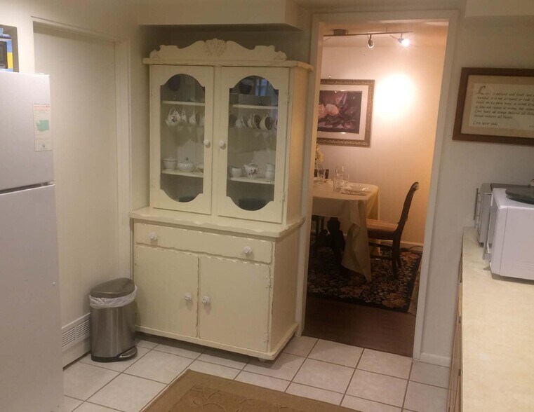 Kitchen - 2 - 520 17th Ave SE