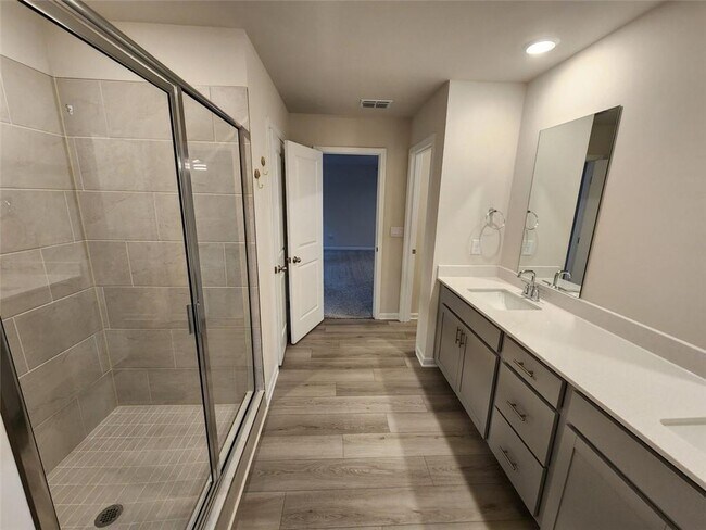 Building Photo - 235 Vly Oak Dr