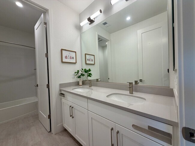 Building Photo - 561 Pilgrim Dr