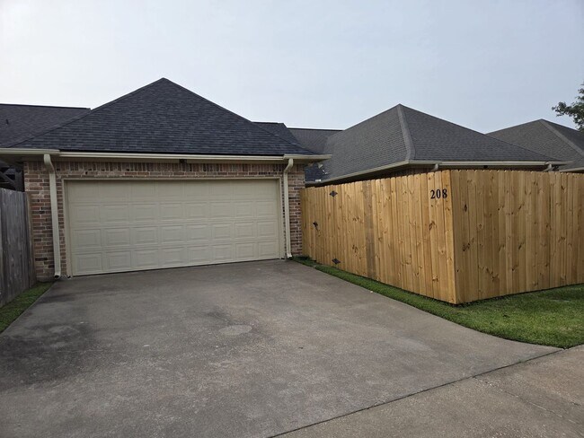 Building Photo - Spacious 3/2 townhome in great location