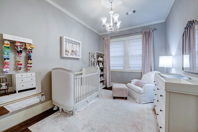 Building Photo - 1126 W 17th St