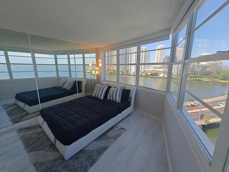 Building Photo - 801 Brickell Bay Dr